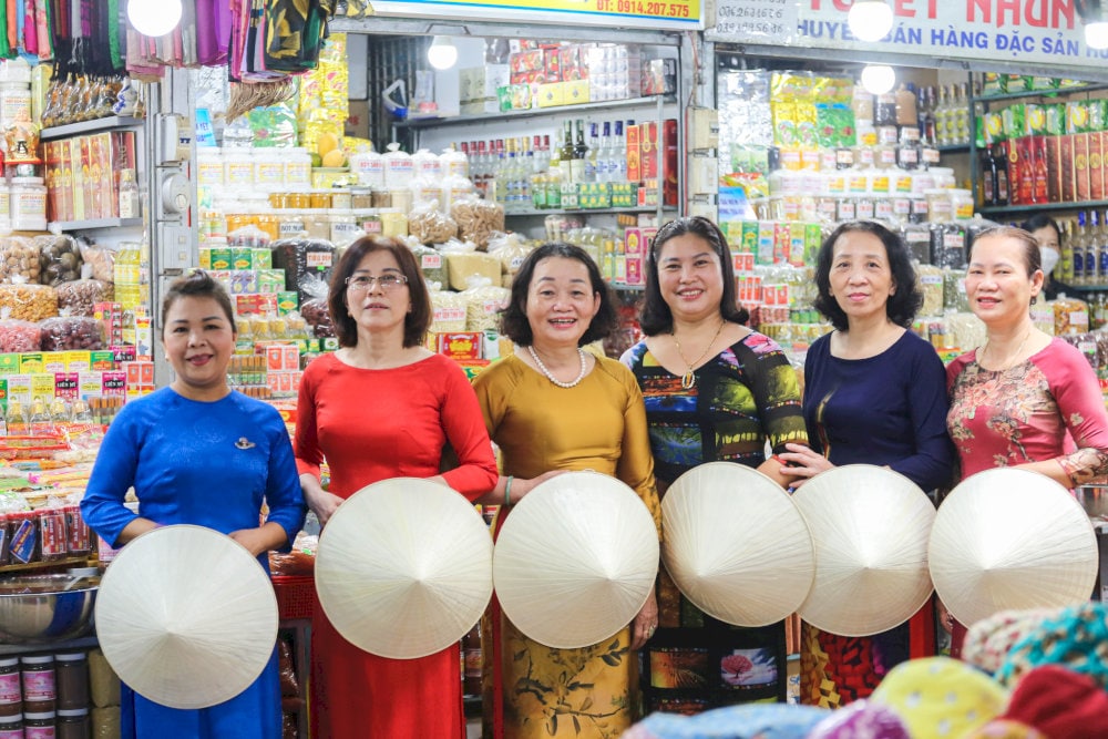 For those looking to create a personalized ao dai or bring home a unique piece of Vietnamese fashion, this floor is not to be missed 
